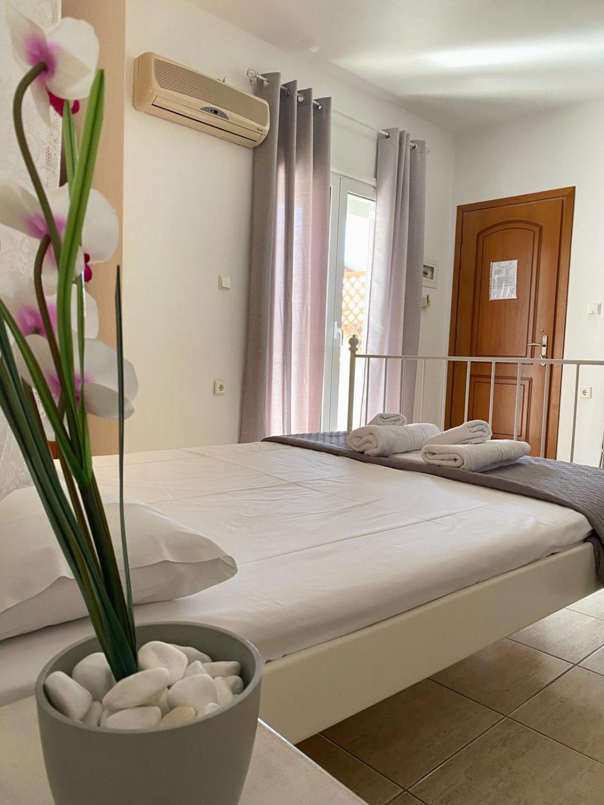 Delia Apartments Пефкохори Екстериор снимка